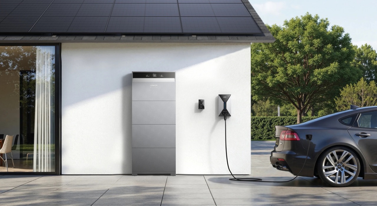 Anker Solix Stromspeicher an Hauswand mit Photovoltaikanlage auf dem Dach und angeschlossenem Elektroauto an Wallbox